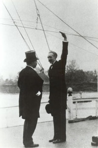 Theodore Roosevelt in discussion with Gifford Pinchot in 1907